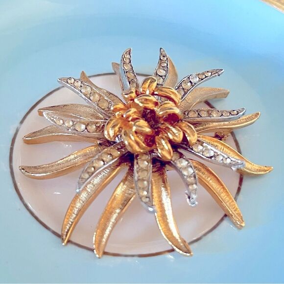 Vintage Coro Mid Century Spider Mum Flower Brooch - Picture 3 of 4